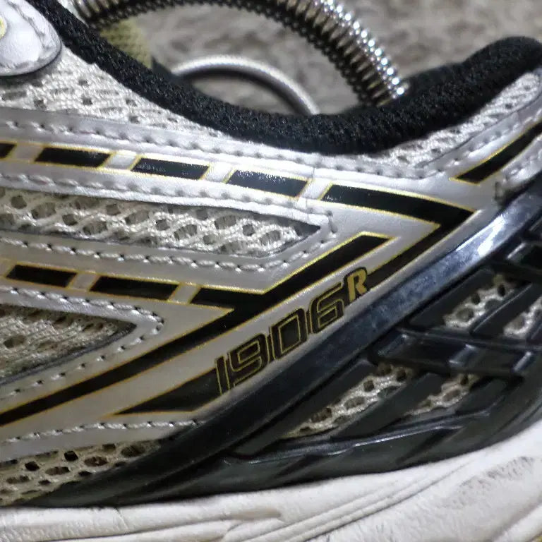 [BUNJANG] New Balance 1906 Silver Sneakers / 후루룩구제 265 뉴발란스 1906 실버 운동화 스니커즈 260507
