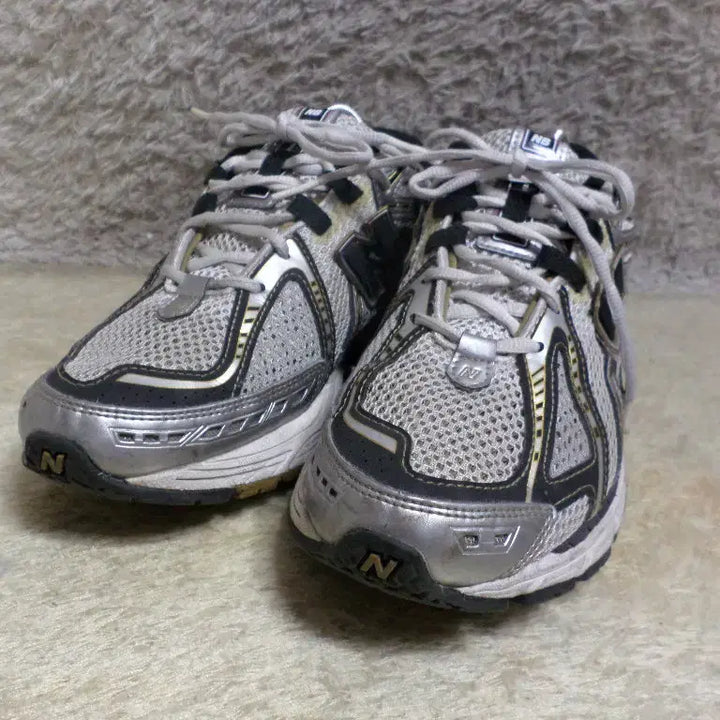 [BUNJANG] New Balance 1906 Silver Sneakers / 후루룩구제 265 뉴발란스 1906 실버 운동화 스니커즈 260507