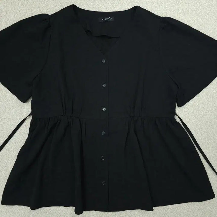 [BUNJANG] Hotping Black V-Neck Jacquard Short-Sleeve Blouse / (1)핫핑 여성 반팔 블라우스 브이넥 자가드 블랙