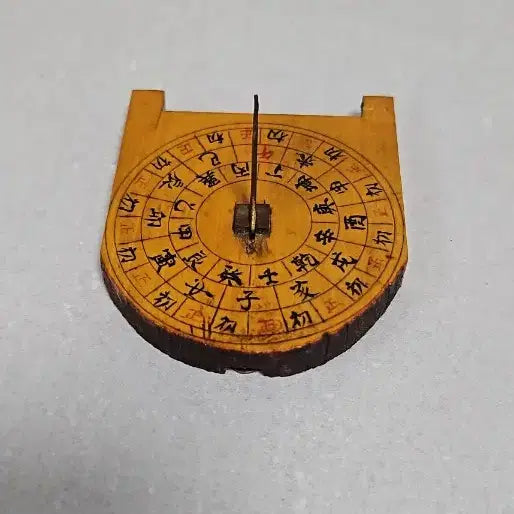 [BUNJANG] Antique Miniature Wooden Sundial / 옛날 애기 해시계  초미니 해시계  나무해시계