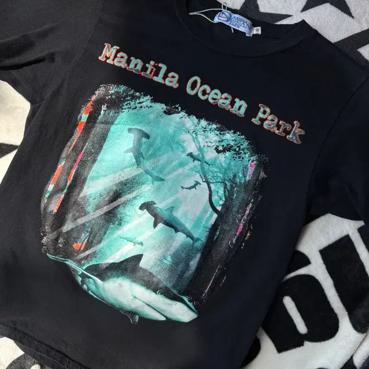 [BUNJANG] Manila Ocean Park Graphic T-Shirt / 마닐라 오션파크 그래픽 티셔츠