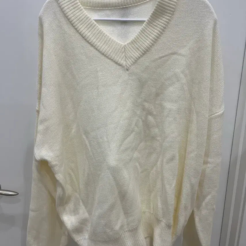 [BUNJANG] Ivory V-Neck Knit Sweater / 아이보리 브이넥 니트 스웨터