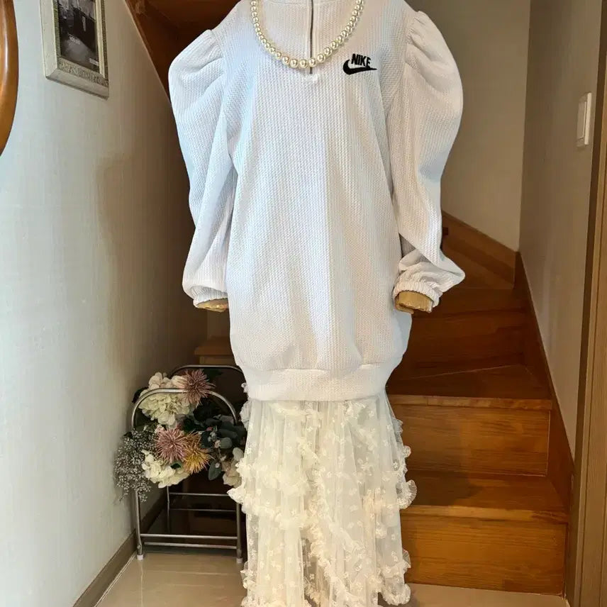 [BUNJANG] Puff Sleeve Blouse with Lace Hem / 볼륨소매