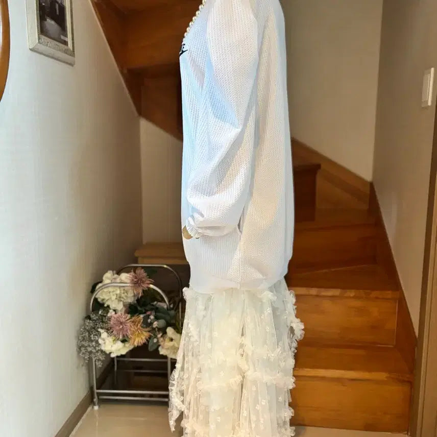 [BUNJANG] Puff Sleeve Blouse with Lace Hem / 볼륨소매