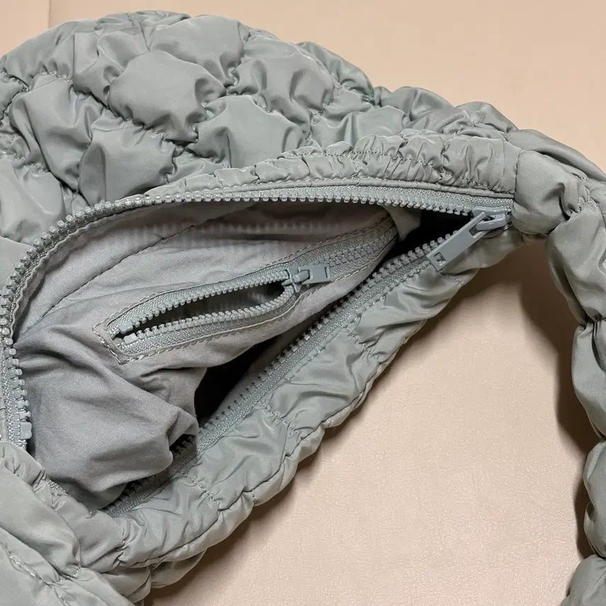 [BUNJANG] COS Quilted Cloud Bag Sky Blue / 코스 퀼티드 구름백 하늘색