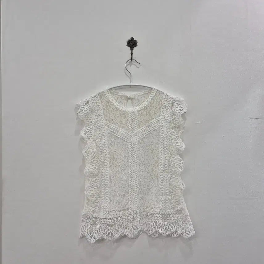[BUNJANG] White Lace Sleeveless Blouse / 화이트 레이스 민소매 블라우스
