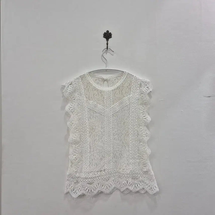 [BUNJANG] White Lace Sleeveless Blouse / 화이트 레이스 민소매 블라우스