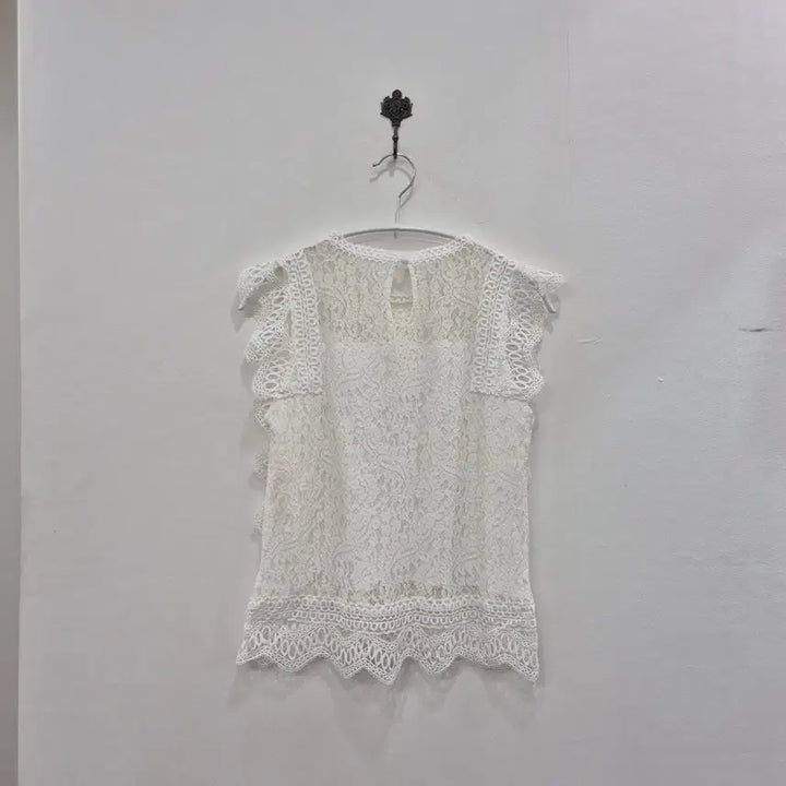 [BUNJANG] White Lace Sleeveless Blouse / 화이트 레이스 민소매 블라우스