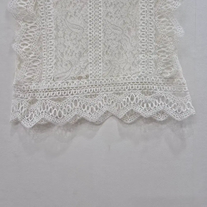 [BUNJANG] White Lace Sleeveless Blouse / 화이트 레이스 민소매 블라우스