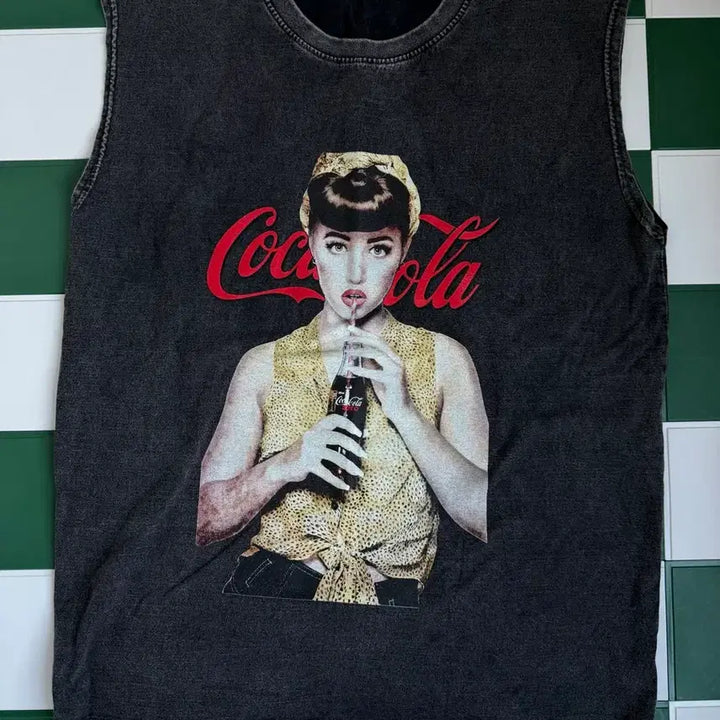 [BUNJANG] Coca-Cola Vintage Print Sleeveless Tank Top / 코카콜라 빈티지 프린팅 나시 민소매