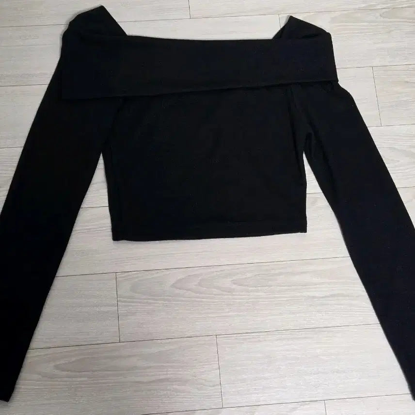 [BUNJANG] Black Long Sleeve Off-Shoulder Cropped T-Shirt / 블랙 긴팔 크롭 티셔츠