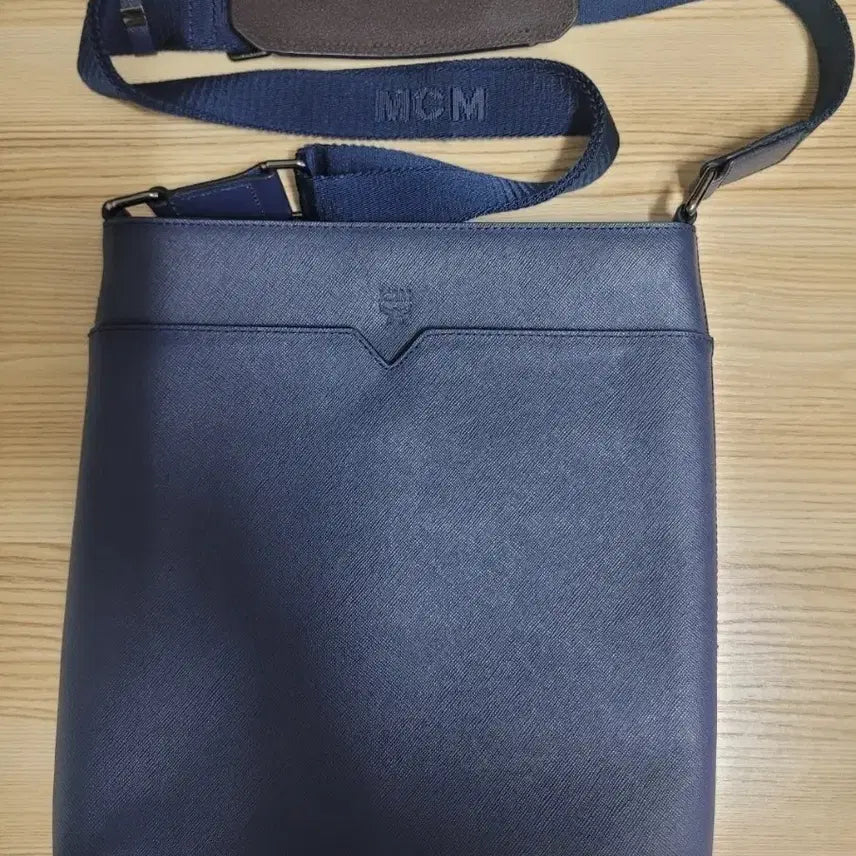 [BUNJANG] MCM Navy Leather Crossbody Bag / MCM 네이비 가죽 크로스백