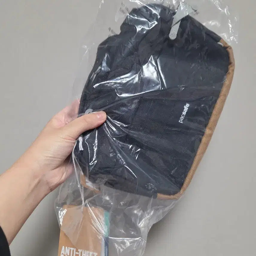 [BUNJANG] Pacsafe Crossbody Bag 35105130 / (새상품)팩세이프 크로스백