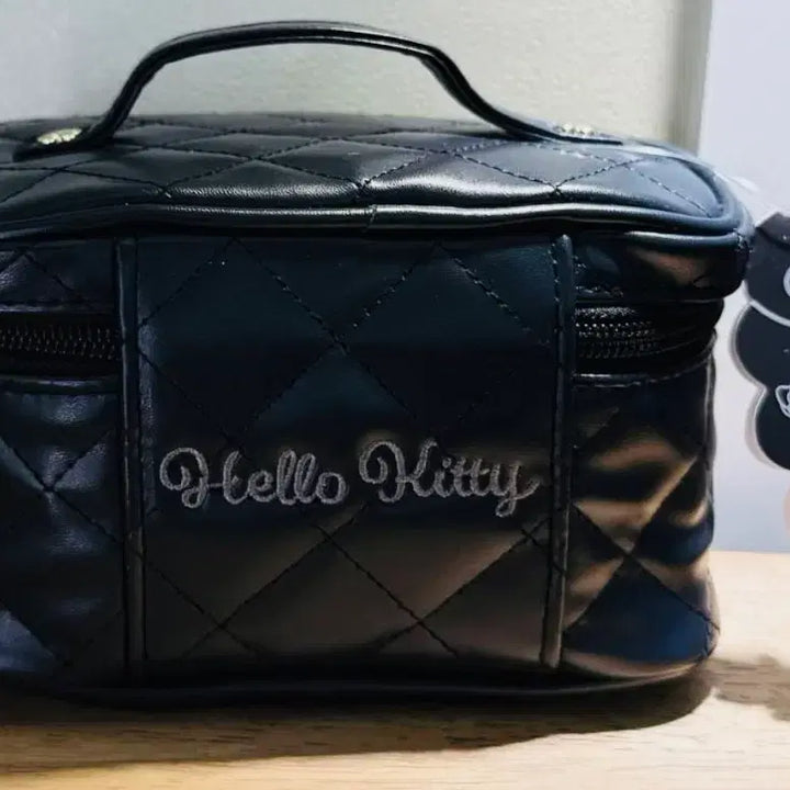 [BUNJANG] Hello Kitty Quilting Vanity Pouch / 헬로키티 퀼팅 블랙 베니티 파우치(마지막가격)