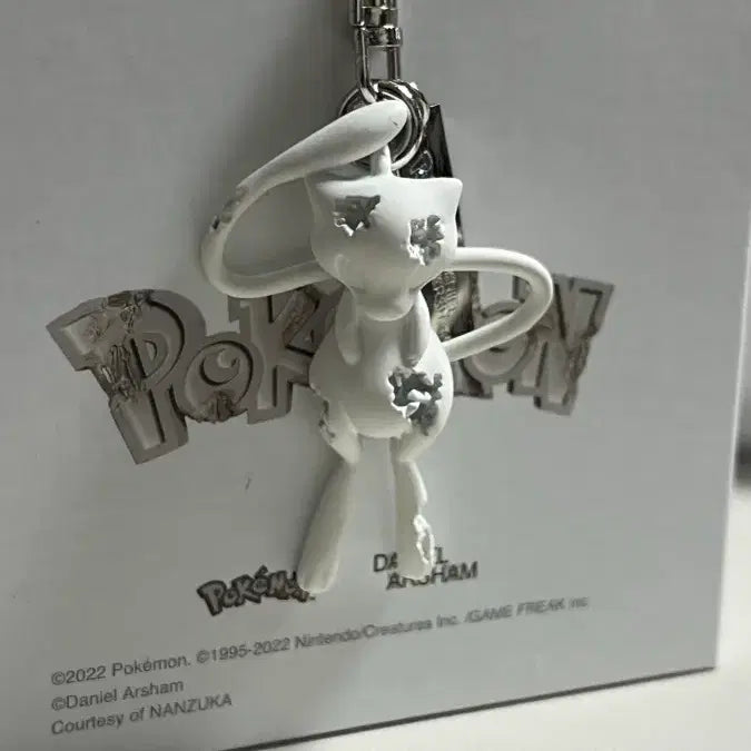 [BUNJANG] Daniel Arsham Pokemon Collaboration Mew 
Keychain / 다니엘 아샴 포켓몬 콜라보 키링 뮤 팝니다