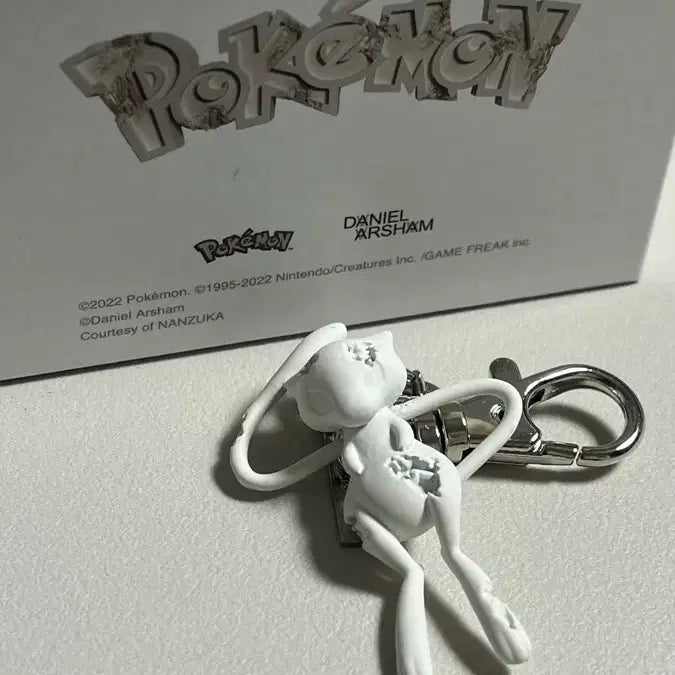 [BUNJANG] Daniel Arsham Pokemon Collaboration Mew 
Keychain / 다니엘 아샴 포켓몬 콜라보 키링 뮤 팝니다