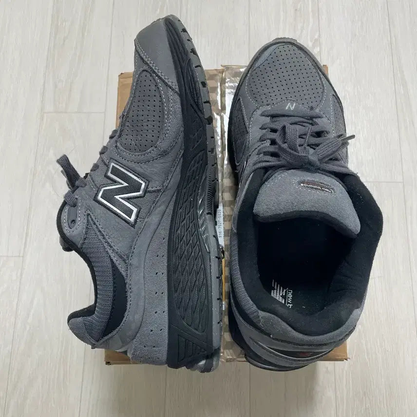 [BUNJANG] New Balance 2002R Dark Grey Sneakers / 뉴발란스 2002R 다크 그레이 275
