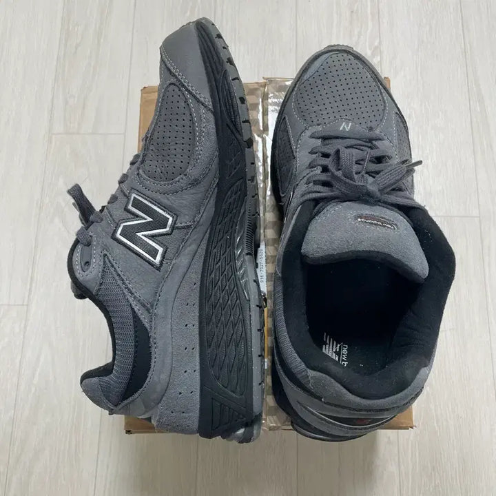 [BUNJANG] New Balance 2002R Dark Grey Sneakers / 뉴발란스 2002R 다크 그레이 275