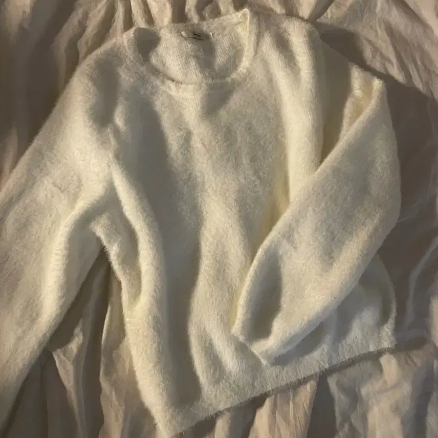 [BUNJANG] Soft White Knit Sweater / 부드러운 흰색 니트(진짜 고급진 털 느낌이에요)
