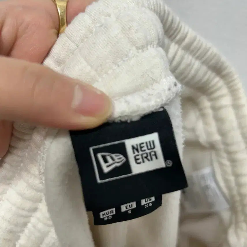 [BUNJANG] New Era XS Steel Here Jogger Pants - Ivory / 뉴에라 XS 스틸히어 조거팬츠 아이보리