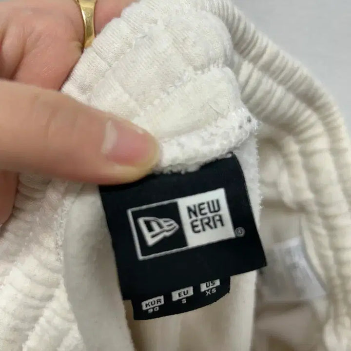 [BUNJANG] New Era XS Steel Here Jogger Pants - Ivory / 뉴에라 XS 스틸히어 조거팬츠 아이보리