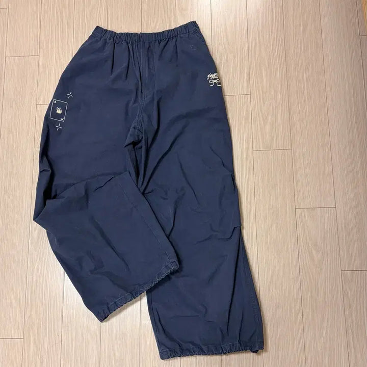[BUNJANG] Lon Lon Drawing Navy Parachute Pants / 론론 드로잉 파라슈트 팬츠 네이비