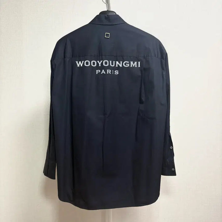 [BUNJANG] Wooyoungmi Back Logo Shirt Navy / [46] 우영미 백로고 셔츠 네이비