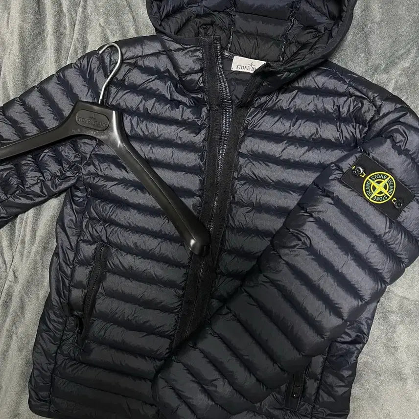 [BUNJANG] Stone Island 23FW Loom Woven Lightweight Padded Jacket Dark Navy S / [s] 23fw 스톤아일랜드 룸 우븐 경량패딩 다크네이비