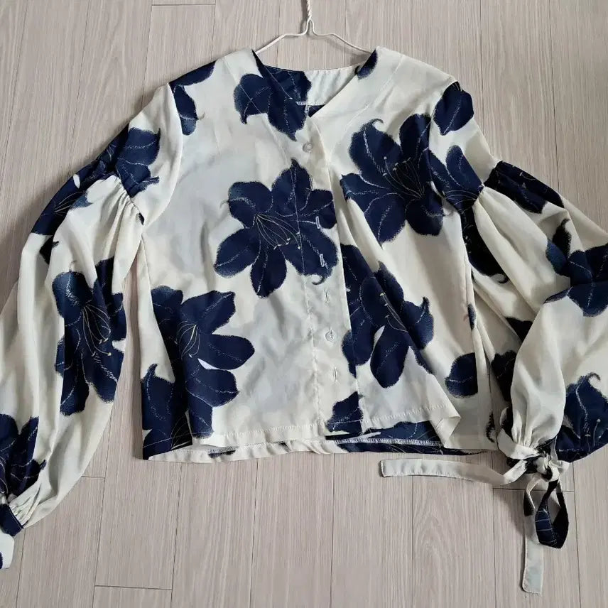 [BUNJANG] Flower Pattern Blouse with Ribbon Sleeves / 플라워 패턴 블라우스 리본소매 55