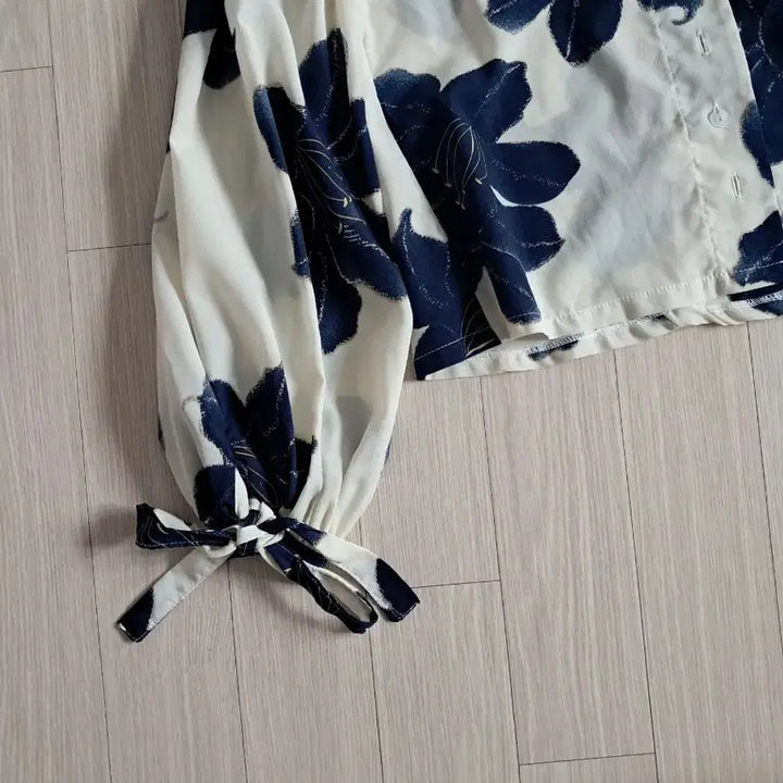 [BUNJANG] Flower Pattern Blouse with Ribbon Sleeves / 플라워 패턴 블라우스 리본소매 55