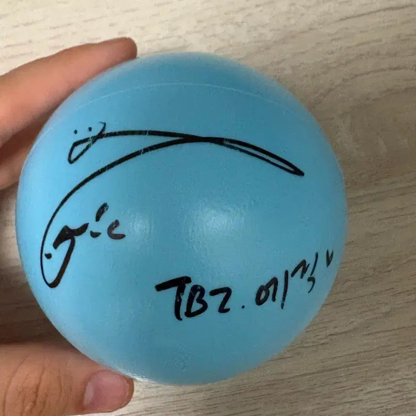 [BUNJANG] THE BOYZ Eric Signed Baseball / 더보이즈 더비랜드 사인볼