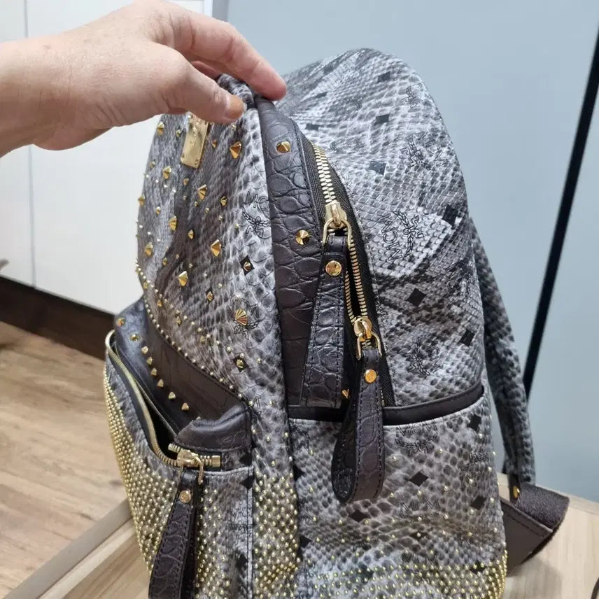 [BUNJANG] MCM Vampy Stud Backpack / MCM 뱀피 스터드 백팩