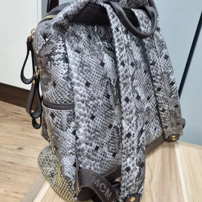 [BUNJANG] MCM Vampy Stud Backpack / MCM 뱀피 스터드 백팩
