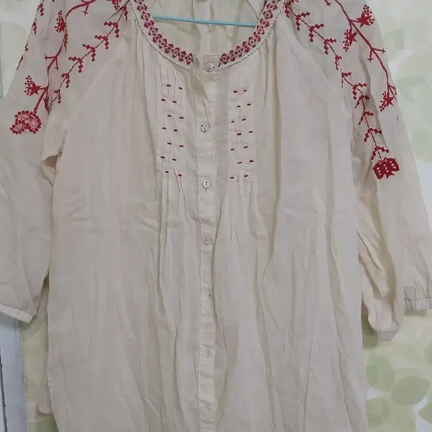 [SOLD OUT] 써스데이아일랜드 자수 블라우스