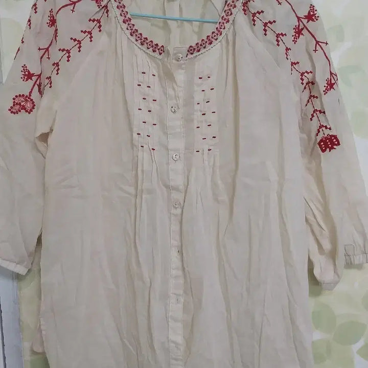 [SOLD OUT] 써스데이아일랜드 자수 블라우스