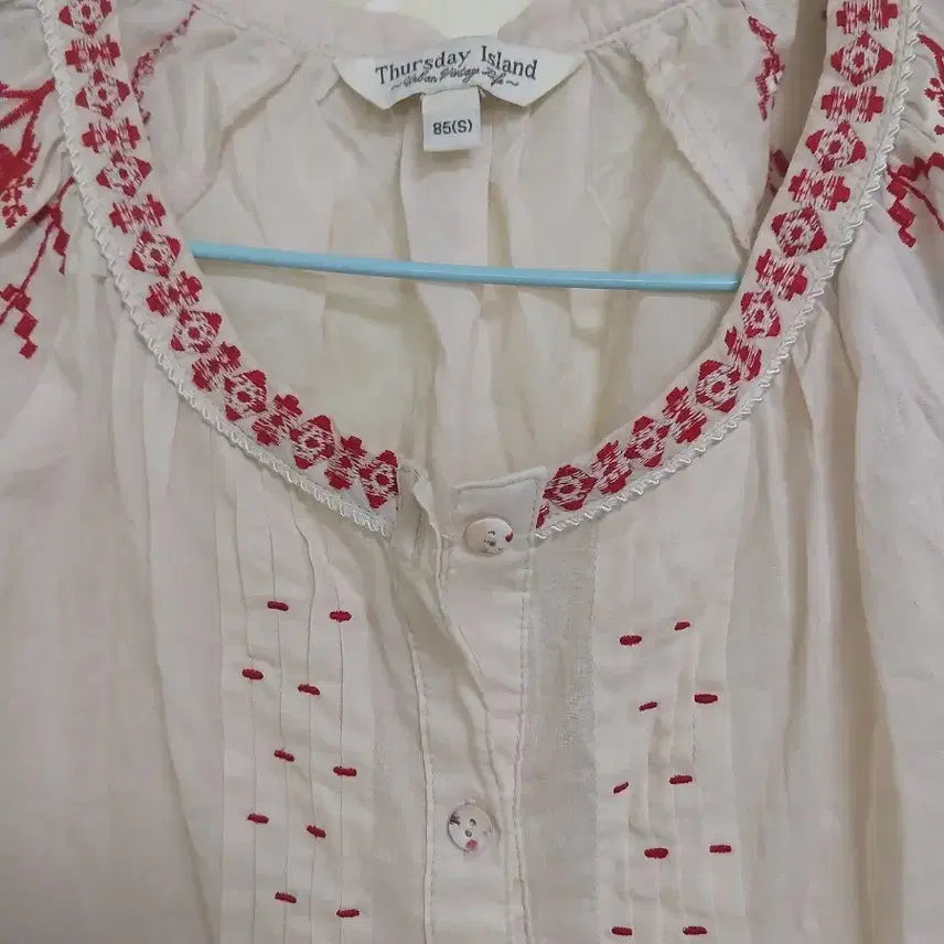 [SOLD OUT] 써스데이아일랜드 자수 블라우스