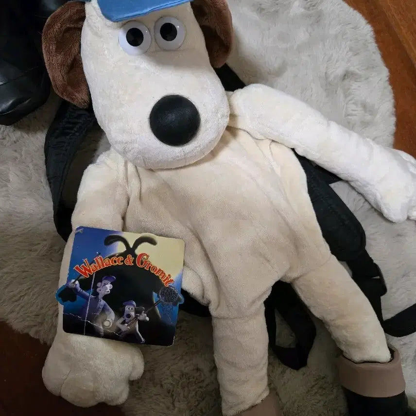[BUNJANG] Wallace &amp; Gromit Gromit Plush Backpack (New with Tag) / 급처)고전 월레스와 그로밋 그로밋 허치 인형 백팩 택있음 미사용 상태좋음