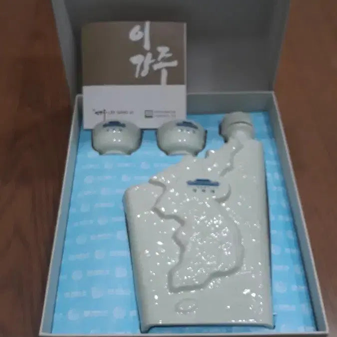[BUNJANG] Cheong Wa Dae Ceramic Liquor Bottle and Cups Set / 청와대 기념 술병 도자기 세트