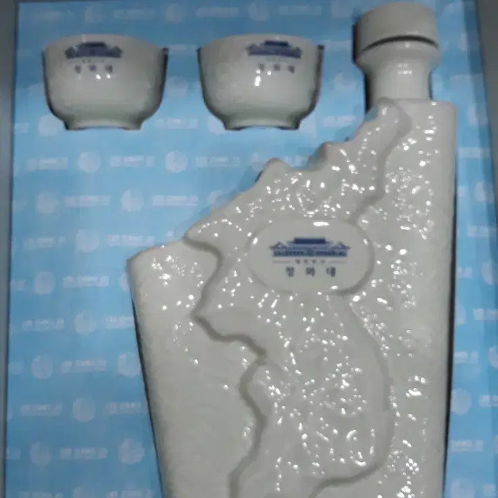 [BUNJANG] Cheong Wa Dae Ceramic Liquor Bottle and Cups Set / 청와대 기념 술병 도자기 세트