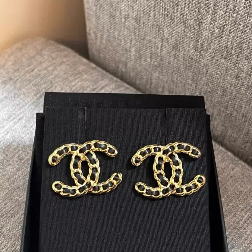 [BUNJANG] Chanel Gold CC Logo Chain Earrings / 샤넬 금장 체인 CC 로고 귀걸이