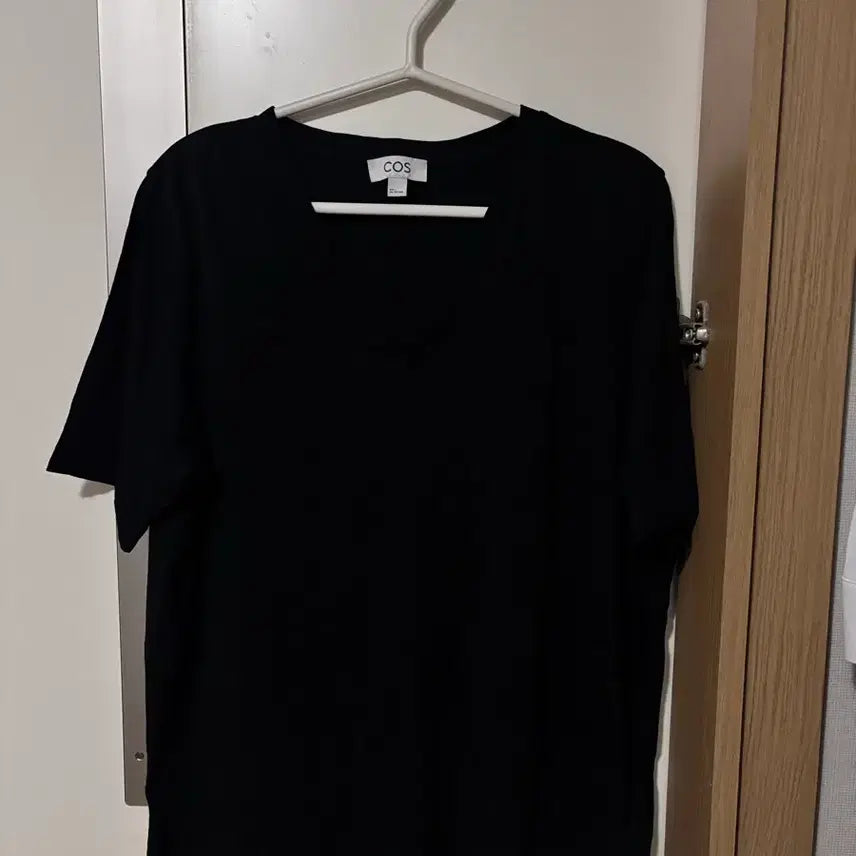 [BUNJANG] COS Black V-Neck Short Sleeve T-Shirt L / COS 코스 검정색 브이넥  반팔 티셔츠 L사이즈