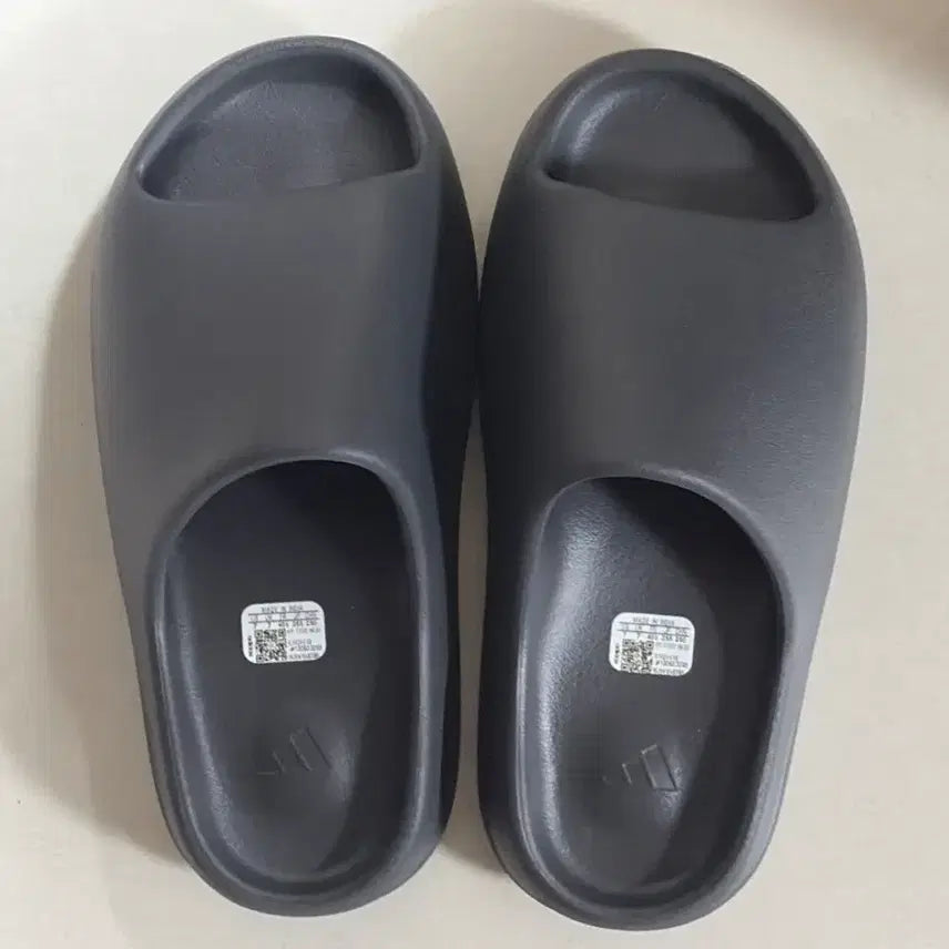 [BUNJANG] Adidas Yeezy Slide Onyx 255 / 새상품 아디다스 이지 슬라이드 오닉스 255