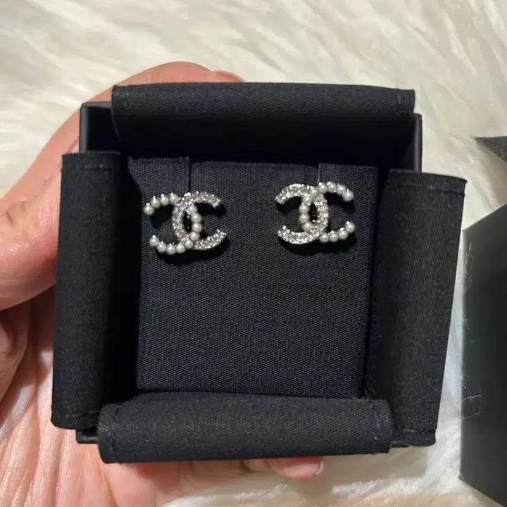 [BUNJANG] Chanel Crystal Logo Pearl Earrings / 샤넬 크리스탈 로고 진주 귀걸이