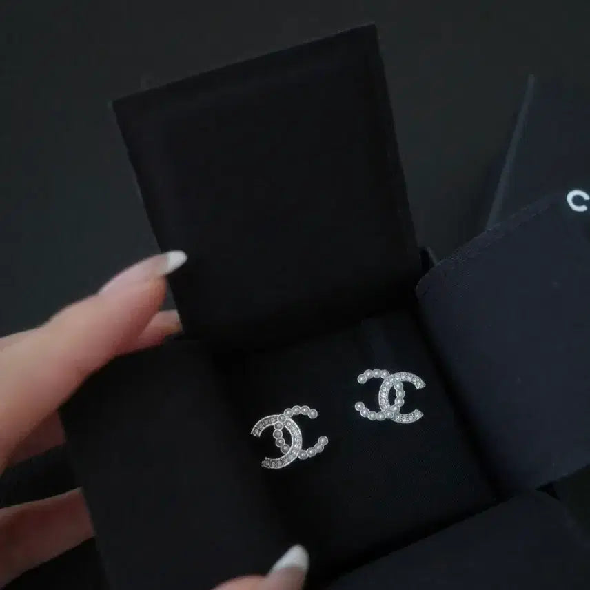 [BUNJANG] Chanel Crystal Logo Pearl Earrings / 샤넬 크리스탈 로고 진주 귀걸이