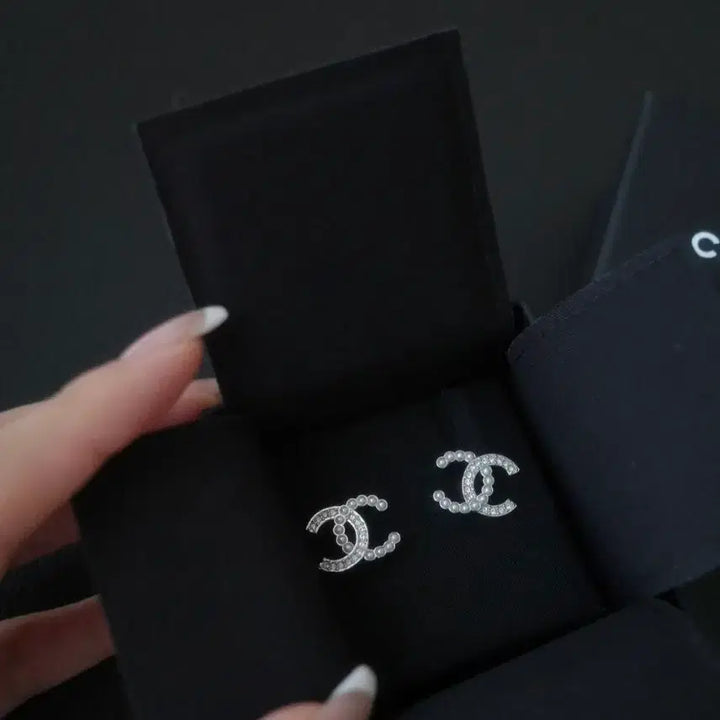 [BUNJANG] Chanel Crystal Logo Pearl Earrings / 샤넬 크리스탈 로고 진주 귀걸이