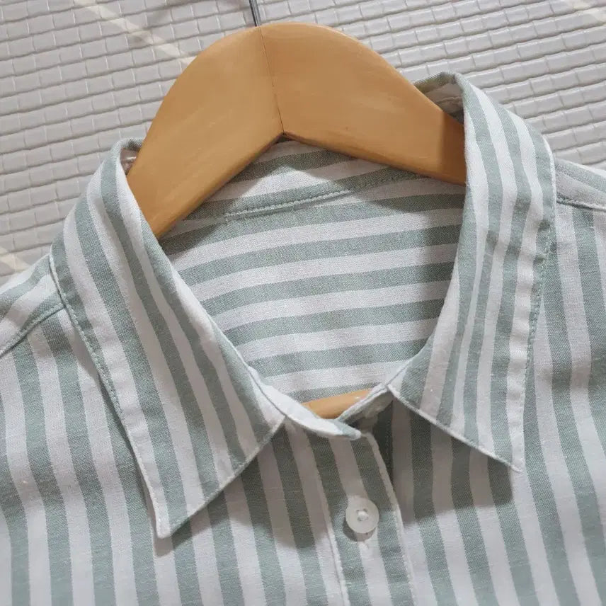 [BUNJANG] GU Striped Cropped Short-Sleeve Shirt / L GU 지유 스트라이프 크롭 반팔 셔츠.셔켓