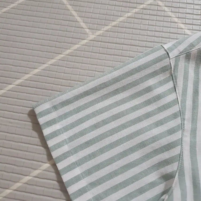 [BUNJANG] GU Striped Cropped Short-Sleeve Shirt / L GU 지유 스트라이프 크롭 반팔 셔츠.셔켓