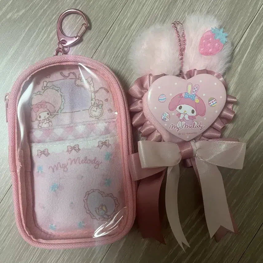 [BUNJANG] Sanrio My Melody Acrylic Stand Pouch &amp; Rosette Badge Bundle Set / 산리오 엔조이 아이돌 마이멜로디 아크릴 스탠드 파우치, 로제트 뱃지 일괄