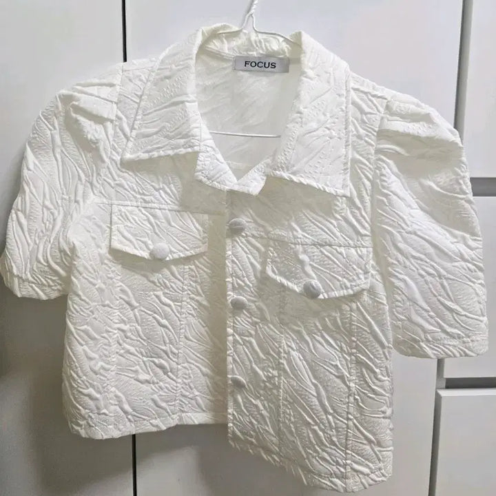 [BUNJANG] FOCUS White Cropped Puff Sleeve Blouse / FOCUS 화이트 반찰 크롭 퍼프 블라우스