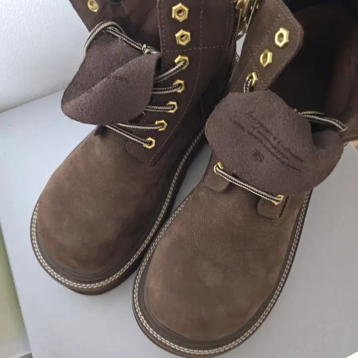 [BUNJANG] Sauleasure Beluga Brown Sneakers / 쏘유레슈어 벨루가 브라운 270